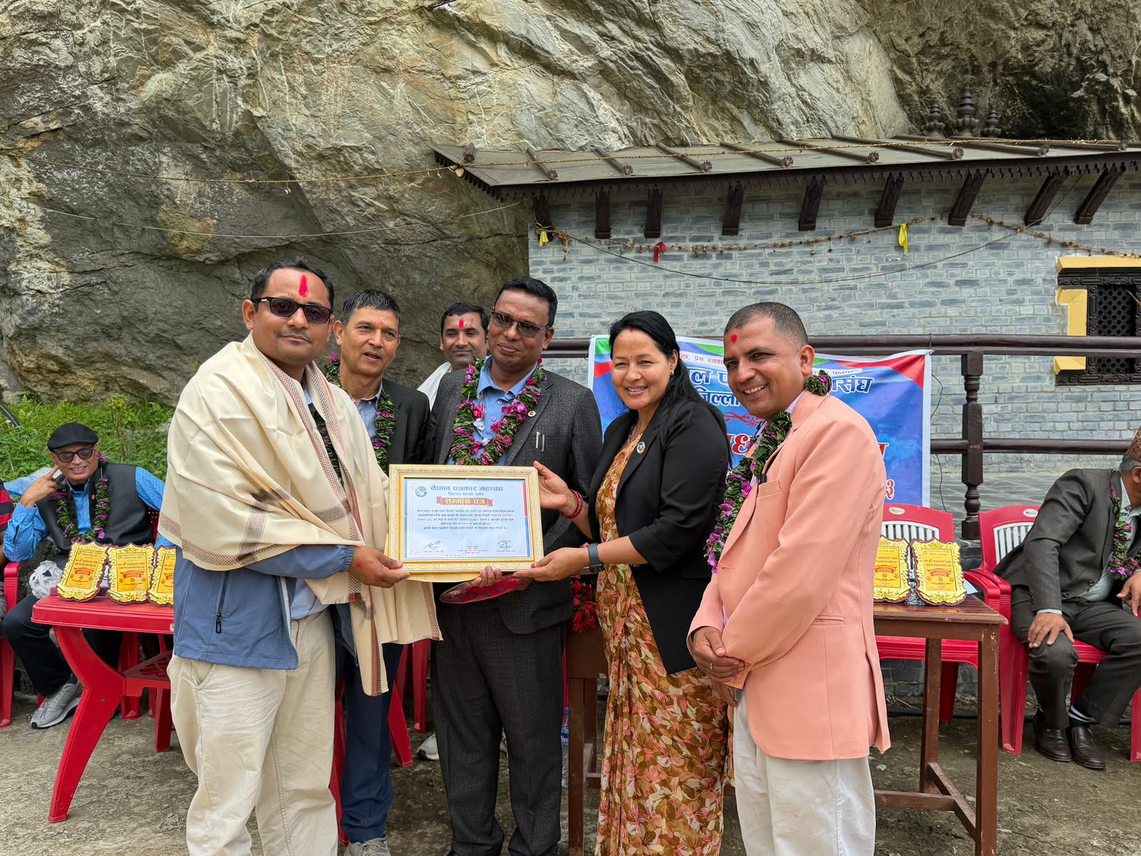 प्रबन्ध निर्देशक गिरी सहित ३ पत्रकार पुरस्कृत