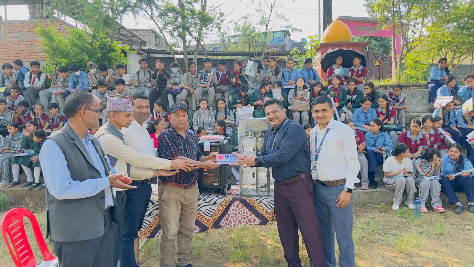 विद्यालयलाई शैक्षिक सामग्री सहयोग